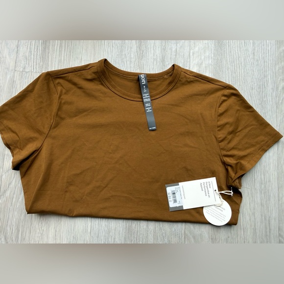 Vuori Short Sleeve Feather Classic Tee NWT - Picture 3 of 5